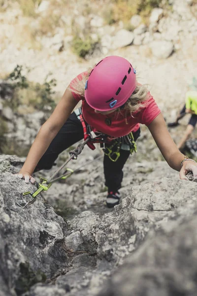 Femme Alpiniste Escalade Rocher — Photo