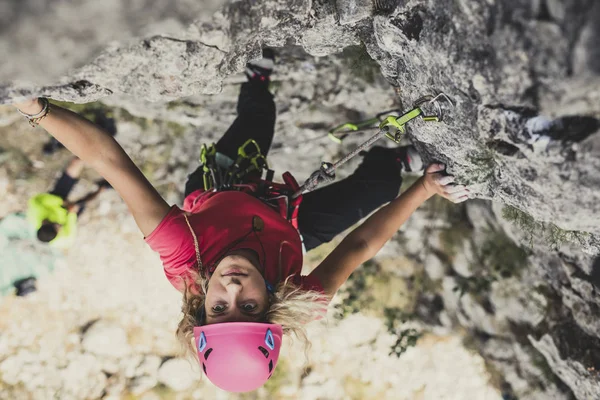 Vrouwelijke Alpinist Een Rots Klimmen — Stockfoto