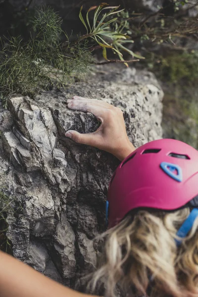 Acercamiento Manos Alpinista Hembra Irreconocible Escalando Una Roca — Foto de Stock