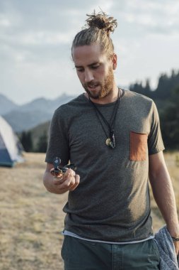 Pusula arayan genç beyaz adam camper.