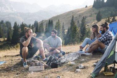 Bir grup genç insan birlikte kamp.