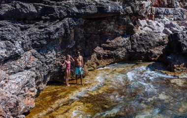 Lagün ile ayakta ve yaz zevk oturan sevgili.