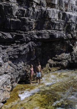 Lagün ile ayakta ve yaz zevk oturan sevgili.