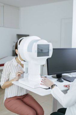 Bir kadın doktor Oftalmoloji onay için onu hasta yapıyor.