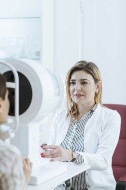 Oldukça kafkas kadın göz doktoruna görme kontrol.