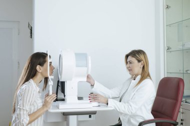 Oldukça kafkas kadın göz doktoruna görme inceleme yapıyor.