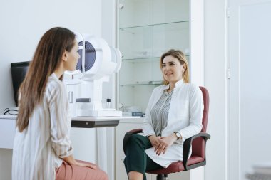 Çok beyaz kadın ile onun göz doktoruna muayene, söz.