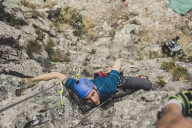 Bir kaya tırmanışı bir adam alpinist fotoğraf yukarıda.