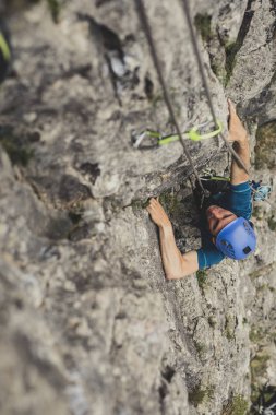 Bir kaya tırmanışı bir adam alpinist fotoğraf yukarıda.