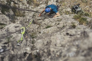 Bir kaya tırmanışı bir adam alpinist fotoğraf yukarıda.