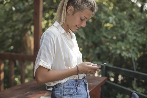 Linda Mulher Caucasiana Casual Veranista Livre Digitando Seu Telefone Celular — Fotografia de Stock