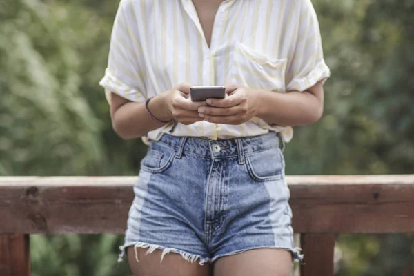 Ruce Nepoznání Ženy Psát Svém Smartphonu — Stock fotografie