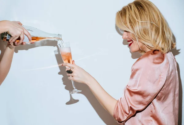 Sorrindo Mulher Loira Segurando Copo Vinho — Fotografia de Stock