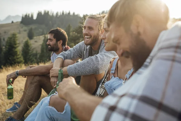 Doğada bira içip mutlu görünüyordu gençlerin Grup.