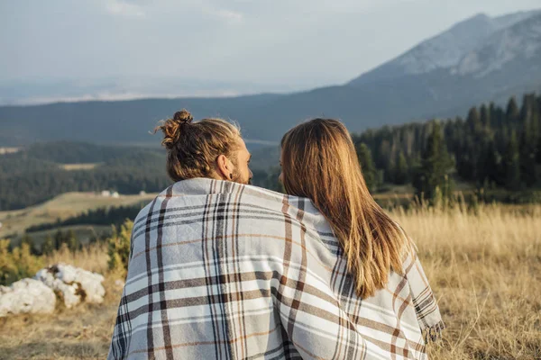 Back View Men Woman Covered Blanket Sitting Mountain Enjoying View — Stock Photo, Image