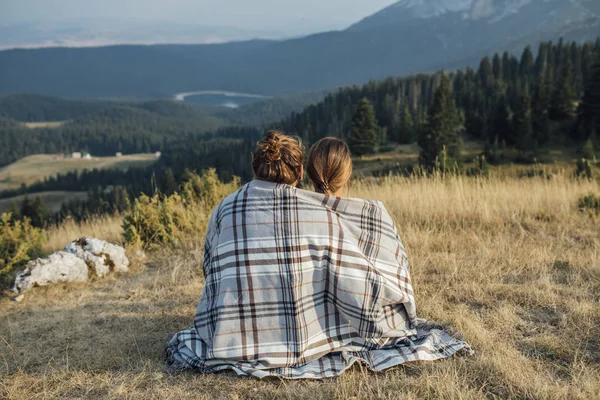 Back View Men Woman Covered Blanket Sitting Mountain Enjoying View — Stock Photo, Image