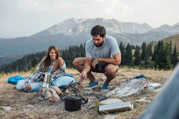 Giovane Uomo Camper Preparare Cibo Sul Fuoco All Aperto — Foto Stock