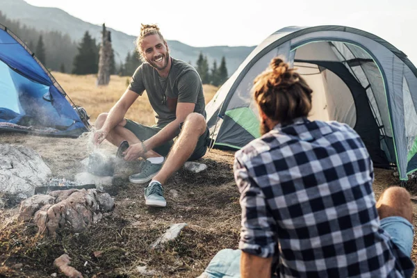 Dois Jovens Caucasianos Curtindo Acampar Juntos — Fotografia de Stock