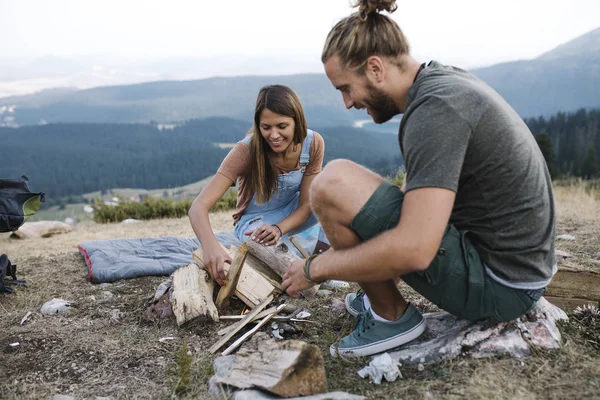 İki arkadaş birlikte kamp 