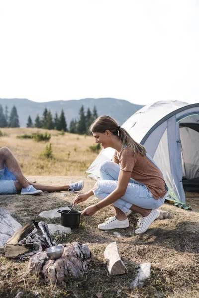 Güzel beyaz piknik gıda hazırlama.