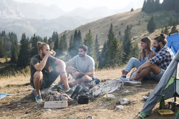 Bir grup genç insan birlikte kamp.