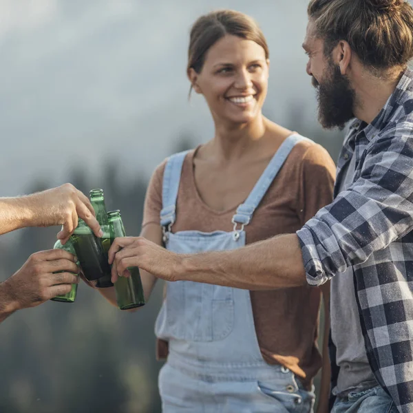 Groupe Jeunes Gens Buvant Bière Dans Nature Regardant Heureux — Photo