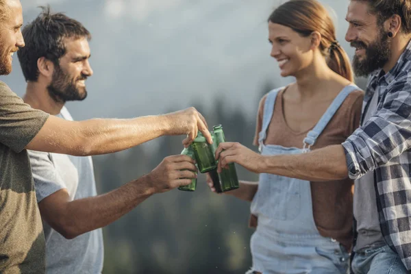 Doğada bira içip mutlu görünüyordu gençlerin Grup.