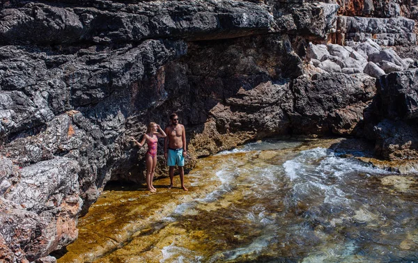 Lagün ile ayakta ve yaz zevk oturan sevgili.