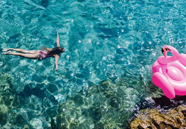 Turkuaz Akdeniz'de dalış güzel kadın.