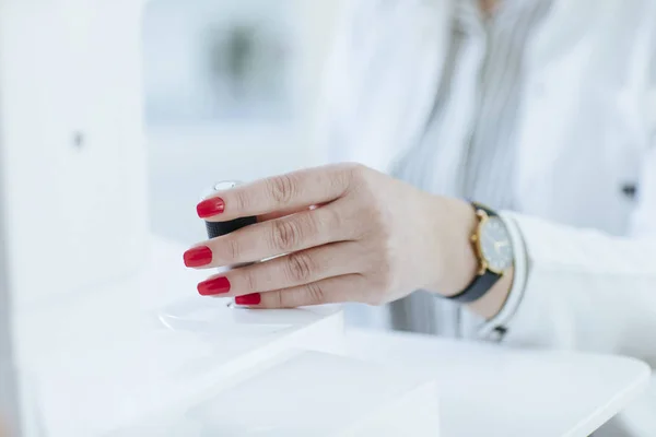 Hand Van Onherkenbaar Vrouw Arts Met Behulp Van Medische Technologie — Stockfoto