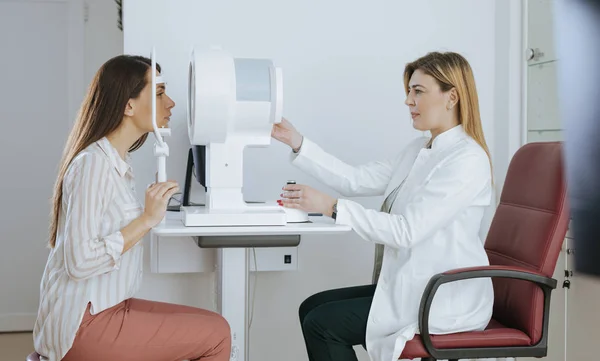 Mooie Kaukasische Vrouw Oogarts Zicht Onderzoek Doen — Stockfoto