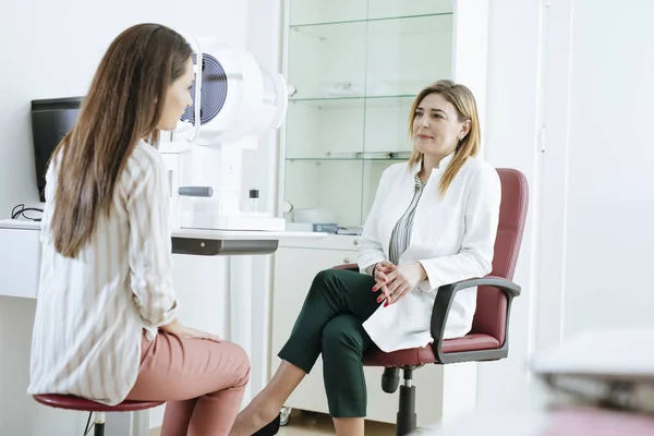 Αρκετά Καυκάσιος Γυναίκα Μιλώντας Τον Οφθαλμίατρο Κατά Την Εξέταση — Φωτογραφία Αρχείου