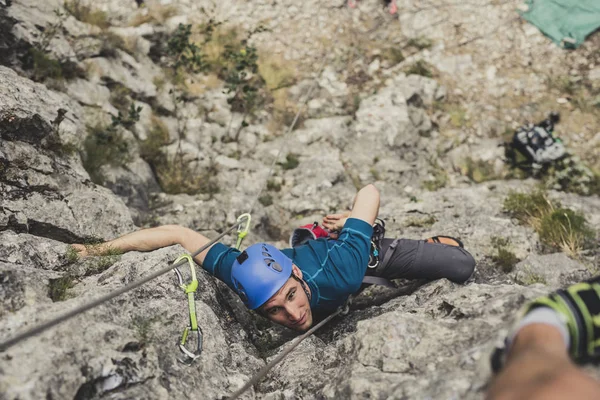Bir kaya tırmanışı bir adam alpinist fotoğraf yukarıda.
