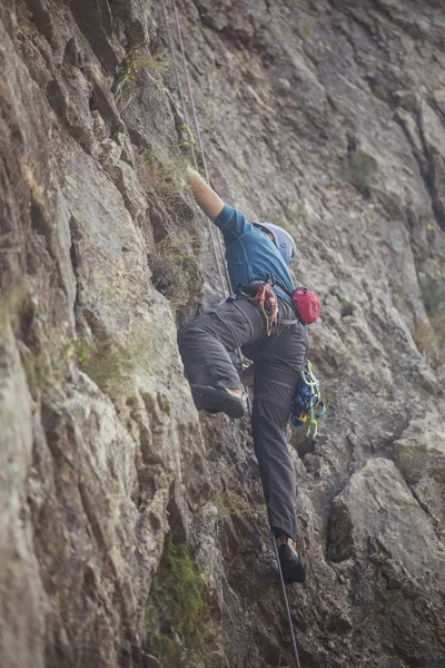 Montañista Masculino Profesional Escalando Una Roca — Foto de Stock