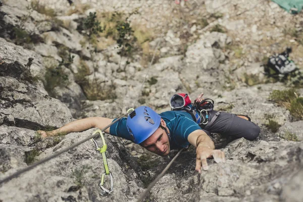 Bir Kaya Tırmanışı Bir Adam Alpinist Fotoğraf Yukarıda — Stok fotoğraf