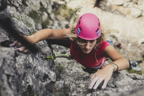 Från Ovanstående Foto Kvinnlig Alpinist Klättring Rock — Stockfoto