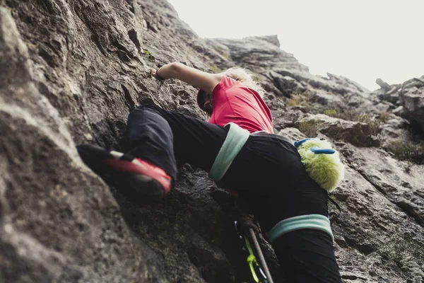 Vrouwelijke Alpinist Een Rots Klimmen — Stockfoto