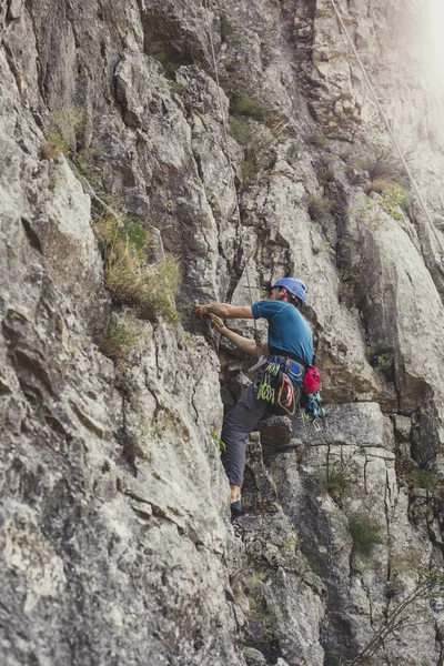 Hombre Montañista Escalando Una Roca Montaña — Foto de Stock