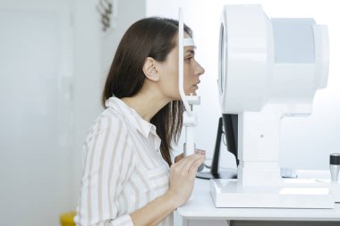 Optalomology onay sahip oldukça beyaz kadın.