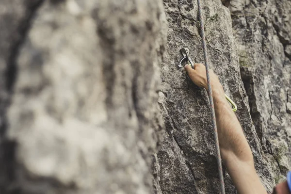 Hombre Irreconocible Escalando Una Roca Natural — Foto de Stock