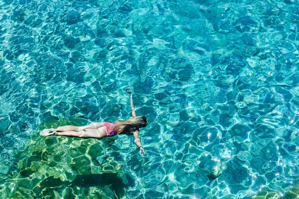 Turkuaz Akdeniz'de dalış güzel kadın.