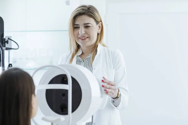 Bastante Caucásico Sonriente Mujer Oftalmólogo Haciendo Vista Examen — Foto de Stock