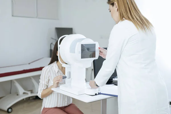 Ophtalmologist Αρκετά Καυκάσιος Γυναίκα Κάνει Θέαμα Εξέταση — Φωτογραφία Αρχείου
