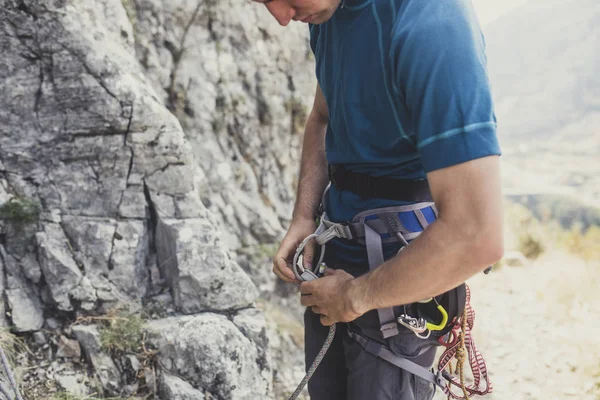 Escalador Masculino Irreconocible Parado Aire Libre Revisando Equipo Escalada —  Fotos de Stock