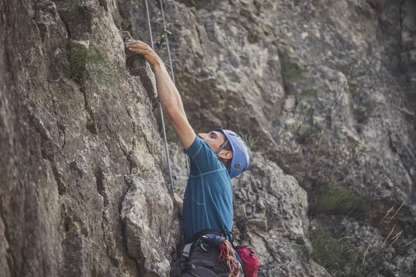 Montañista Masculino Profesional Escalando Una Roca — Foto de Stock