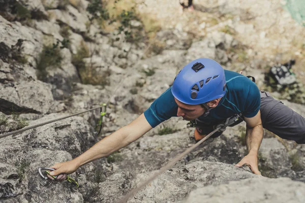 Góry Zdjęcie Człowieka Profesjonalnym Wspinaczem Climbing Rock Zewnątrz — Zdjęcie stockowe