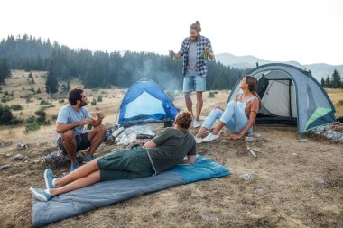 Bir grup genç insan birlikte kamp.