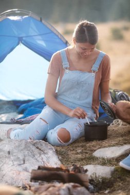 Güzel beyaz piknik gıda hazırlama.