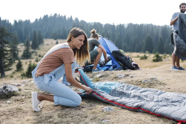 美しい白人女性オープニングの寝袋でキャンプ — ストック写真