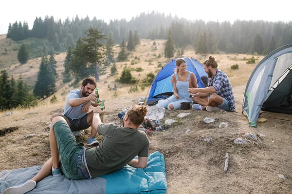 Grupa Młodych Ludzi Camping Razem — Zdjęcie stockowe